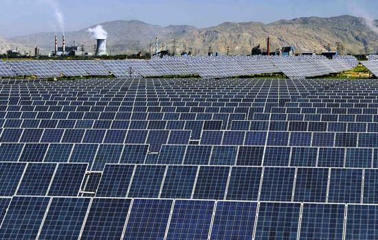 为了降低清洁电力的成本,世界各地的电力公司都在扩大他们的太阳能